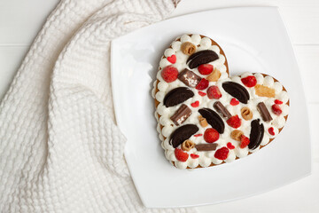 Step-by-step heart-shaped cake recipe instructions. Step 13: Leave the finished cake in the refrigerator for a while.