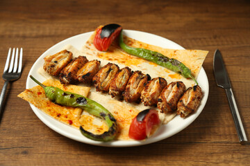 Grilled chicken wings with tomato and pepper