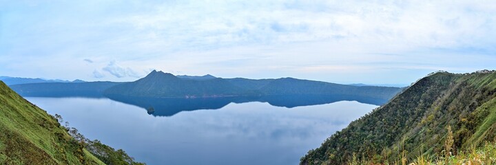 摩周ブルーに染まる晩秋の摩周湖のパノラマ情景＠北海道