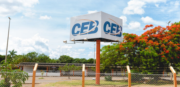 CEB - Companhia Energ&eacute;tica de Bras&iacute;lia. Logo da CEB em Placa informativa.
