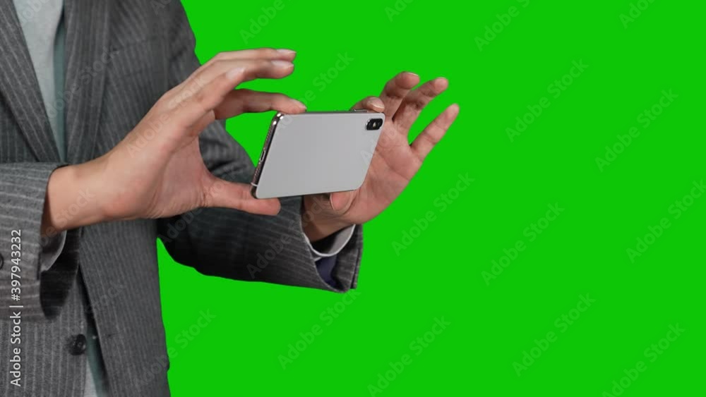 Poster スマホで撮影する男性　クロマキー合成用グリーンバック　スローモーション