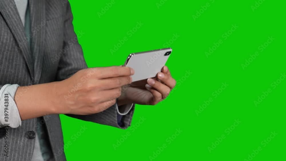 Poster スマホで撮影する男性　クロマキー合成用グリーンバック　スローモーション