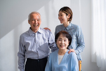 笑顔の日本人親子・二世代家族