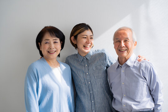 笑顔の日本人親子・二世代家族