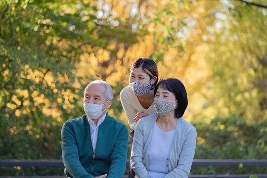 マスクをつけた日本人親子・二世代家族