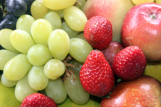 Morangos e uvas sobra a mesa 