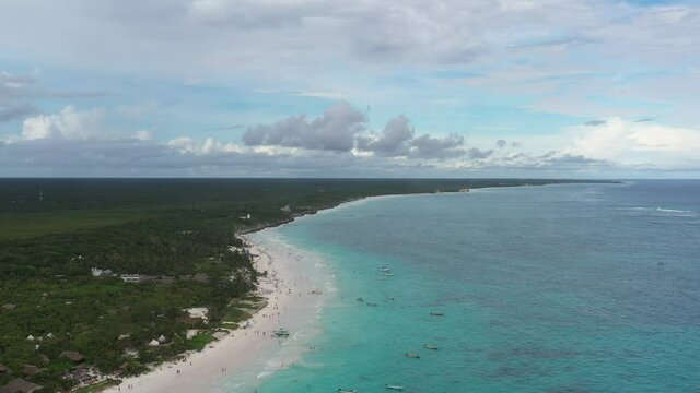 Vista a&eacute;rea panor&aacute;mica sobre Playa Para&iacute;so en Tulum, Quintana Roo, con un cielo azul como fondo