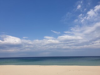 Fototapeta na wymiar The harmony of the sandy beach, sea and sky in Gangneung