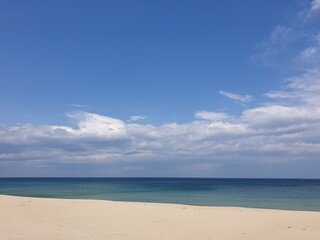 Fototapeta na wymiar The harmony of the sandy beach, sea and sky in Gangneung
