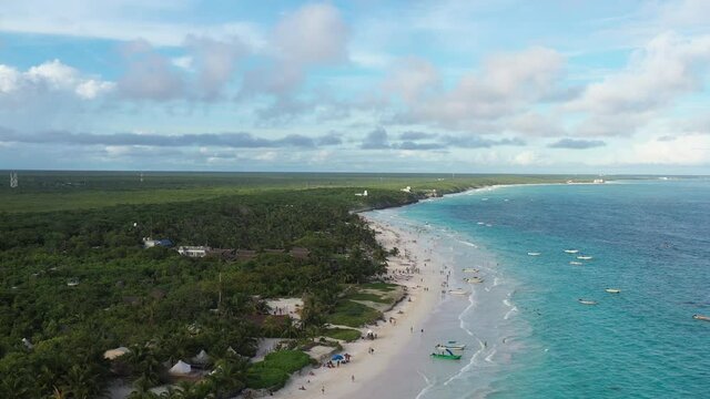 Vista a&eacute;rea panor&aacute;mica sobre Playa Para&iacute;so en Tulum, Quintana Roo, con un cielo azul como fondo