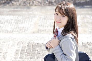 通学する女子高校生