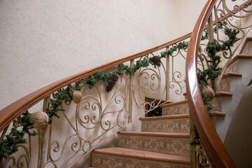 escaleras con decoración navideña