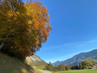 Schwaz Vomp Fiecht Tirol Österreich Kloster Benediktiner Abtei St. Georgenberg im Herbst