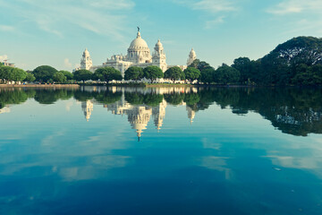 Obraz premium Iconic Victoria Memorial of Kolkata, envisaged by Lord Curzon, the Viceroy of British India, dedicated to the memory of Queen Victoria (1819–1901) and is now a popular travel destination.