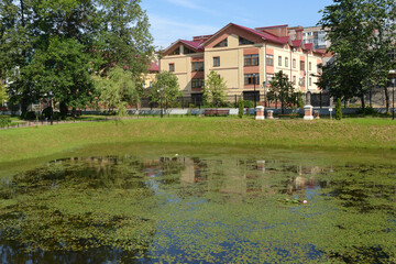 Fototapeta na wymiar Beautiful panorama of the green city park. An ideal place to relax and rejuvenate. Rybinsk, Russia - August 02, 2020.