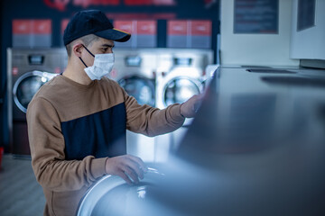 hombre haciendo la colada con la nueva normalidad