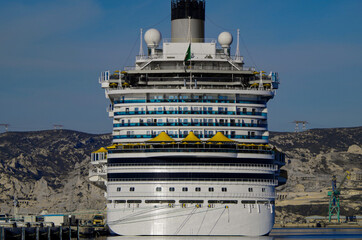 Heckansicht von modernem Costa Kreuzfahrtschiff mit Landschaft im Hafen von Marseille - Rear stern...