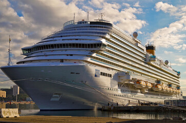 Hafenanlage mit modernem Costa Kreuzfahrtschiff - Port with modern cruiseship or cruise ship liner...