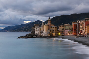 Il classico scorcio di Camogli all'imbrunire con nuvole minacciose sul golfo di Genova