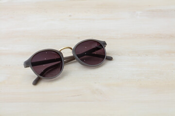 黒いサングラスが机の上に置いてある　sunglasses black
