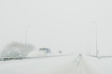 Fototapeta Zimowa jazda, odśnieżanie jezdni obraz