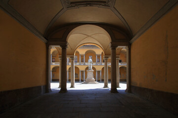 pavia ed università in edificio storico in lombardia italia