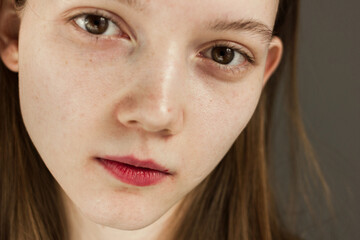 Obraz premium Close-up emotional portrait of young woman