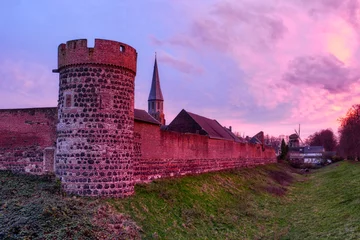 Poster Mittelalterliche Stadtmauer mit Pestturm von Zons © hespasoft