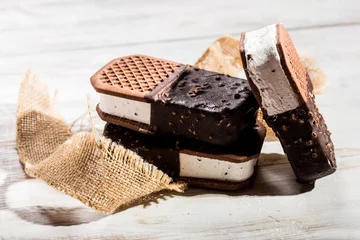 Zelfklevend Fotobehang ice cream biscuit with dark chocolate and grains © TTLmedia