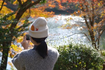 写真を撮る女性　ニット帽をかぶった女性