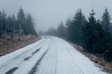 Verschneite glatte Straße im Winter