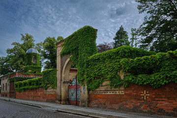Efeubewachsene Mauer des historischen Tempelgartens Neuruppin im maurischen Stil (Fassade zur Praesidentenstrasse)