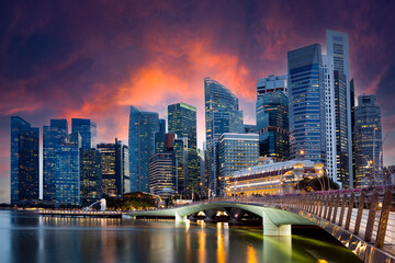 Obraz premium Stunning view the Merlion Park with the Singapore skyline in the background during a beautiful and dramatic sunset. The Merlion is the national symbol of the city-state of Singapore