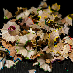 Anspitzerreste auf schwarzem Hintergrund