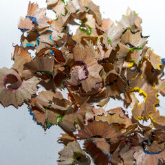 Anspitzerreste auf wei&szlig;em Hintergrund