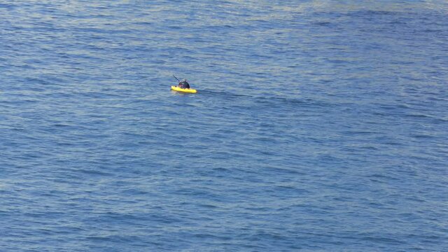 kayak dando paseo por el mar azul en calma