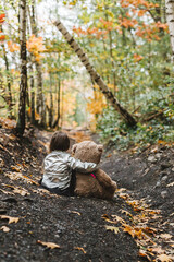 petite fille et son nounours 