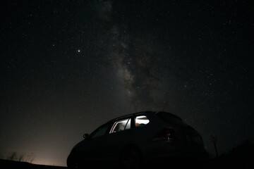 Fototapeta na wymiar Via Lattea dietro un'auto a Tenerife