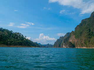 Naklejka premium Khao Sok Lake on a sunny day (Surat Thani, Thailand)