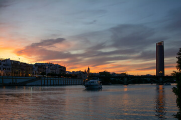 Fototapeta premium Atardecer sobre el río Guadalquivir / Sunset over the Guadalquivir river. Triana, Sevilla, España