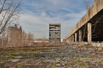Zniszczona fabryka © Monika