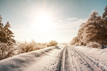 Verschneite Straße im Sonnenschein