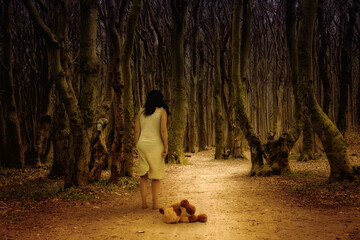 Verängstigte Junge Frau in einem düsteren und surrealem Wald - obrazy, fototapety, plakaty