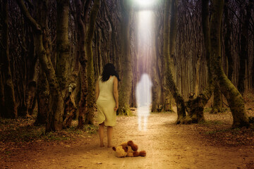 Verängstigte Junge Frau in einem düsteren und surrealem Wald - obrazy, fototapety, plakaty