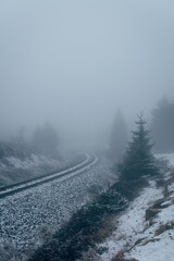 Bahngleise im Nebel im Harz