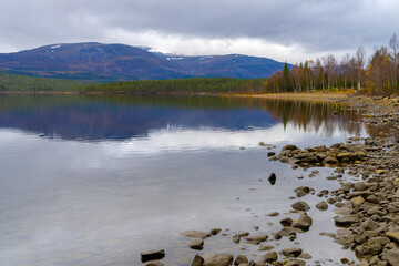 Jezioro Storsvenningvatnet, zwane również Store Svenningvatnet, w  gminie Grane w hrabstwie...