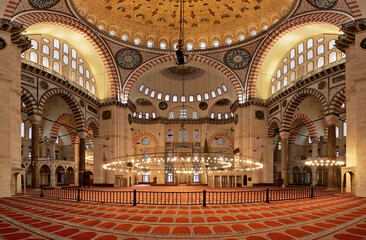 Fototapeta na wymiar Interior of the Suleymaniye Mosque in Istanbul, Turkey