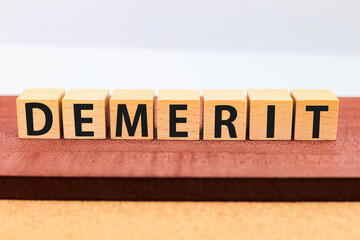 デメリットと書かれた木のブロック