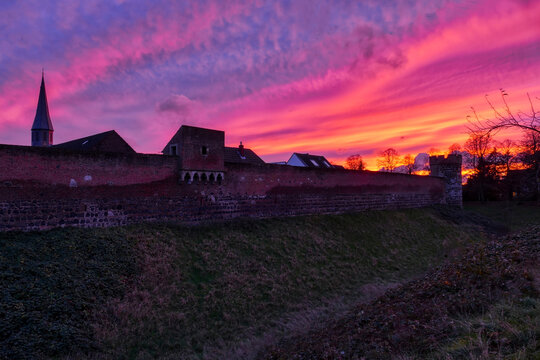 Die historische Stadt Zons bei Sonnenuntergang