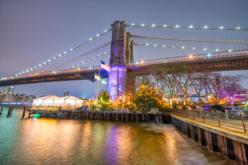 Obraz premium Amazing night view of Brooklyn Bridge with city skyline